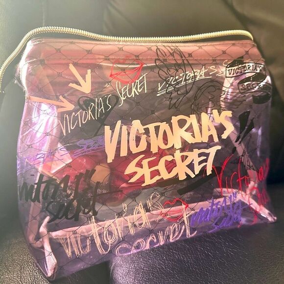 Victoria's Secret Medium Makeup
Bag - Stylish & Practical - Picture 6 of 15